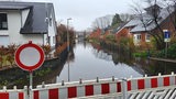 Eine Straße in Lilienthal steht unter Wasser und ist abgesperrt.