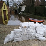 Sandsäcke liegen in Borgfeld bei Bremen bereit. Hier ist die Wümme über die Ufer getreten.