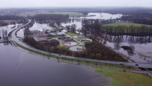 Eine Drohnenaufnahme von durch Hochwasser überfluteten Wiesen.