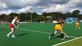 Spielerinnen des Bremer HC auf dem Hockey-Feld im Duell mit der Mannschaft des Harvestehuder THC.