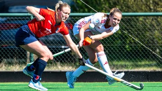 Die Hockeyspielerinnen Lena Frerichs (Bremer HC) und Benedetta Wenzel (Berliner HC) liefern sich einen Zweikampf.