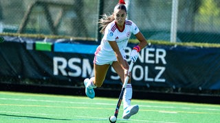 Agostina Lovagnini vom Bremer Hockey-Club führt den Ball am Schläger