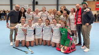 Die Damen-Bundesligistinnen des Bremer Hockey-Clubs posieren nach dem Heimsieg gegen den Hamburger Polo-Club zum Gruppenfoto.