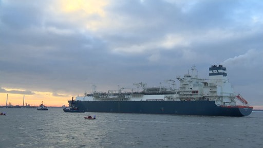 Die Höegh Esperanza auf dem Wasser in Wilhelmshaven. 