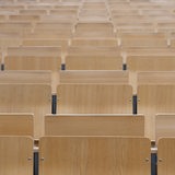 Leere Sitze in einem Hörsaal der Biochemischen Fakultät an der Universität Frankfurt.
