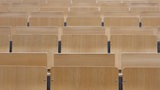 Leere Sitze in einem Hörsaal der Biochemischen Fakultät an der Universität Frankfurt.