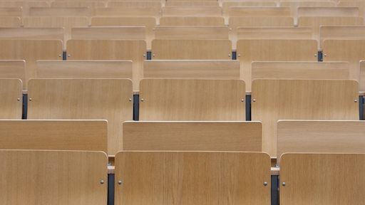 Leere Sitze in einem Hörsaal der Biochemischen Fakultät an der Universität Frankfurt.