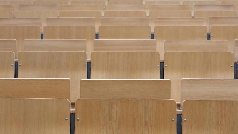 Leere Sitze in einem Hörsaal der Biochemischen Fakultät an der Universität Frankfurt.