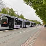 Eine Straßenbahn steht an einer Straße