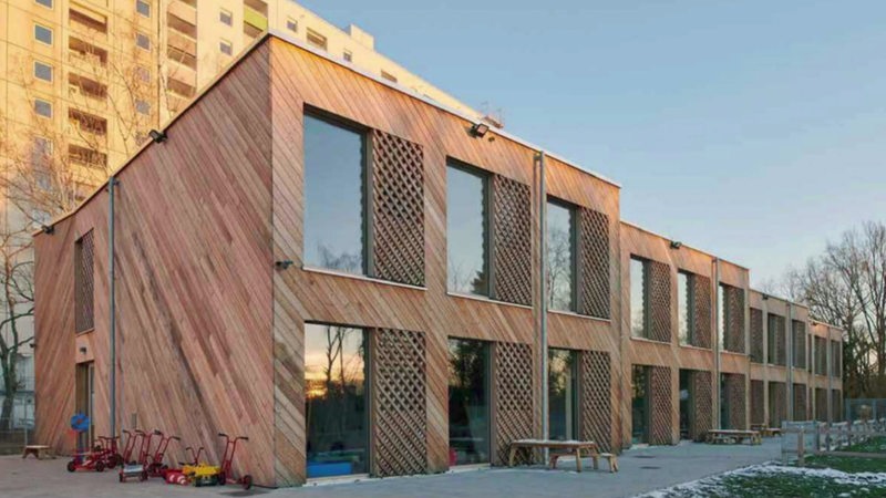 Eine kita aus Holz in Saarbrücken.