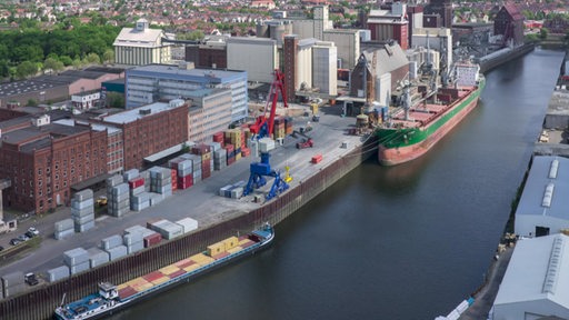 Eine Luftbildaufnahme vom Holz- und Fabrikenhafen in Bremen Walle. An Land sind Container zu sehen und einige Schiffe liegen vor Anker.
