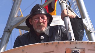 Der Seenotretter Horst Saade ist auf dem Ausguck vom Rettungskreuzschiff. 