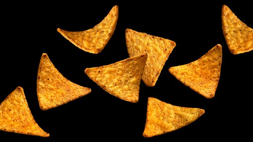 Chips vor schwarzem Hintergrund.