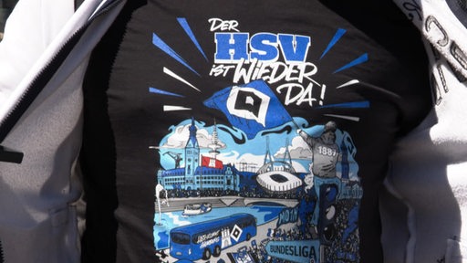 Ein Fan trägt ein HSV Fan T-Shirt.