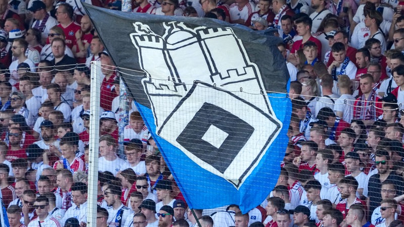 HSV-Fans schwenken eine große Fahne.