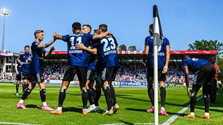 Spieler des Hamburger SV bejubeln ein Tor gegen Sandhausen.