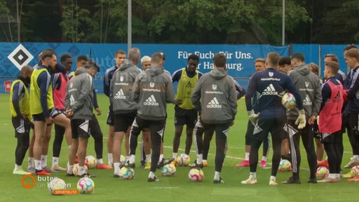 Zu sehen ist die Mannschaft des Hamburger SV auf dem Trainingsplatz.