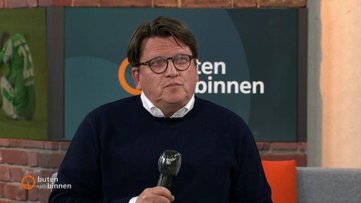 Werder Bremens Präsident Hubertus Hess-Grunewald im Studio von buten un binnen.