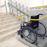Ein Treppenlift mit einem Rollstuhl