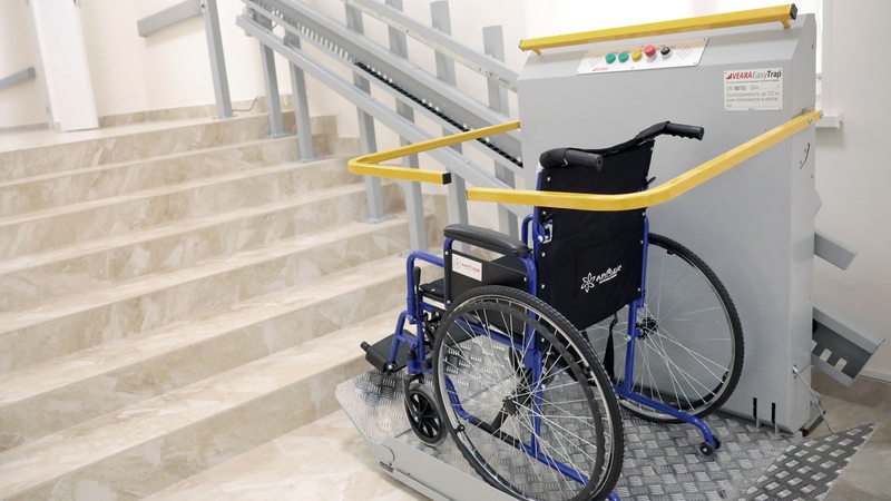 Ein Treppenlift mit einem Rollstuhl