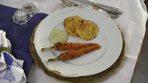 Das heutige Gericht des Bremer Tellers: Hüttenkäsepuffer mit glasierten Möhren und veganem Dip.
