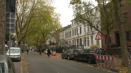 Die Humboldtstraße in Bremen mit Fahrradfahrenden und Autos.