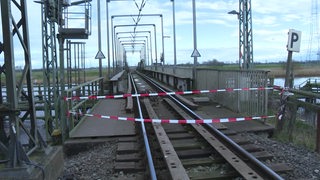 Die Huntebrücke ist mit einem roten Flatterband abgesperrt.