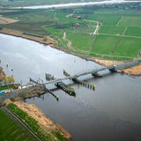 Ein Luftbild einer Brücke über die Hunte.