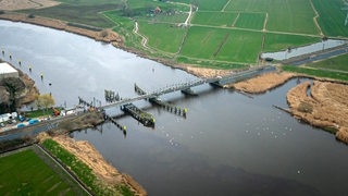 Ein Luftbild einer Brücke über die Hunte.