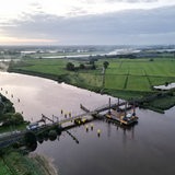 Die beschädigte Eisenbahnbrücke über die Hunte im Landkreis Wesermarsch aus der Vogelperspektive.