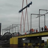In die beschädigte Hunte-Brücke wird ein neues Teil eingebaut.