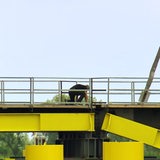 Ein Mann kontrolliert Schäden an der Huntebrücke nach dem Unfall.
