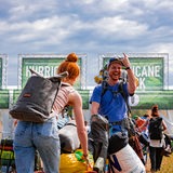 Festivalbesucher lachen vor dem Eingang des Hurricane-Festivals in die Kamera und zeigen eine Rock-Geste.