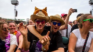 Zwei junge Männer feiern beim Festival in Scheeßel