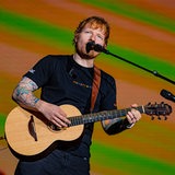 Ed Sheeran steht auf der Bühne.