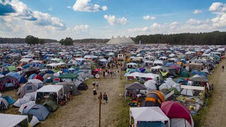 Unzählige Zelte der Festival-Besucher.