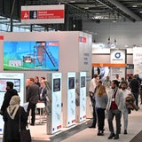 Blick in die Messehalle der Hydrogen-Messe in Bremen 2022