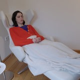 Reporterin Sophie liegt auf dem Hypnose-Stuhl gegen ihre Rauchsucht.