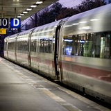Ein ICE steht in einem Bahnhof.