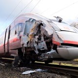 Stark beschädigt stehen eine Regionalbahn und ein ICE auf der Strecke zwischen Hamburg und Bremen.
