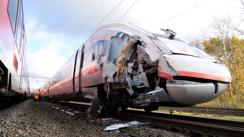 Stark beschädigt stehen eine Regionalbahn und ein ICE auf der Strecke zwischen Hamburg und Bremen.