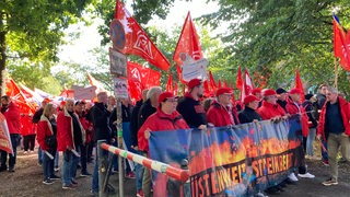 Demonstranten versammeln sich auf der Bürgerweide