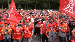 Beschäftigte streiken vor dem Bremer Stahlwerk.