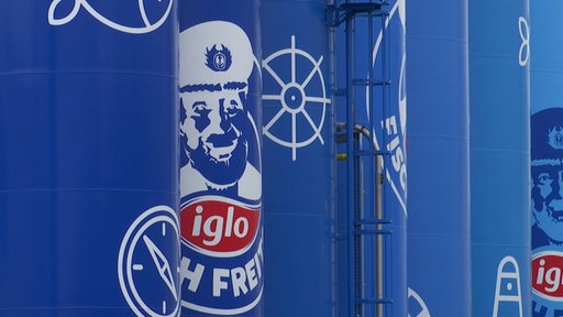 Der Seemann des "Iglo"-Logos auf blauen Tanks.