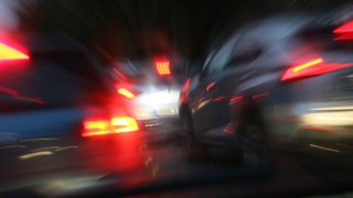 Autos mit Lichtstreifen von Bremslichtern.