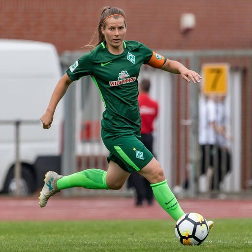 Werder-Spielerin Marie-Louise Eta dribbelt mit dem Ball.