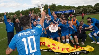 Die Spieler des Bremer SV feiern den Gewinn des Bremen-Pokals