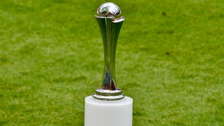 Der DFB-Pokal im Frauen-Wettbewerb steht auf einem Podest
