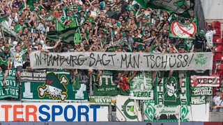 Werder-Fans feuern ihr Team an.