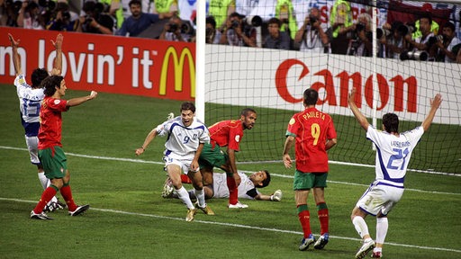 Werder-Spieler Angelos Charisteas erzielt im EM-Finale 2004 gegen Portugal das 1:0.